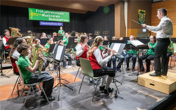 Werke aus „Dschungelbuch“, „Sissi – Kaiserin von Österreich“ oder „Starlight Express“ erklingen in der Deckenpfronner Gemeindehalle, als der Musikverein sein Frühjahrskonzert gibt. Hier die Jugendkapelle unter der Leitung von Christoph Visel. GB-Foto: Vecsey