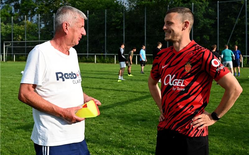 Werner Bartl (links) und Spielertrainer Marco Werner sind ein eingespieltes Team. GB-Foto: Holom