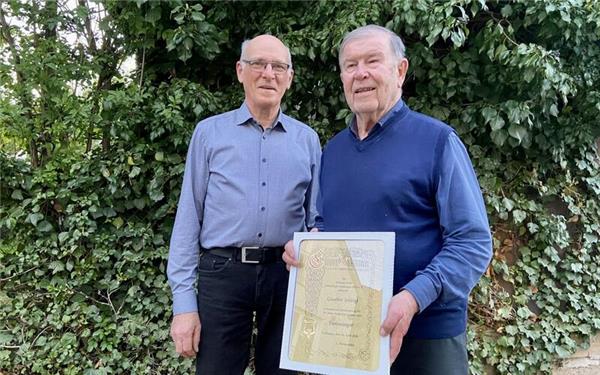 Werner Hoß (links) ehrte Günther Schlögl für 30 Jahre aktives Singen und ernannte ihn zum Ehrensänger des Liederkranzes Tailfingen. GB-Foto: Merkt