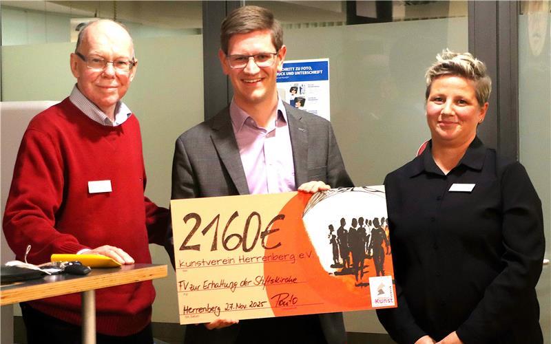 Werner Schmid (links) und Cindy Ponto übergeben im Namen des Kunstvereins den Spendenscheck an Silas Stierle. GB-Foto: gb
