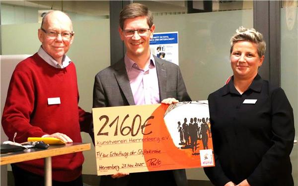 Werner Schmid (links) und Cindy Ponto übergeben im Namen des Kunstvereins den Spendenscheck an Silas Stierle. GB-Foto: gb