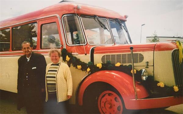 Werner und Lona Däuble 2000 vor einem geschmückten Oldtimer beim Festzug zum 925-Gemeindejubiläum. GB-Foto: Reichert