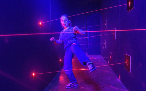Wie Geheimagenten in einem Heist-Film können sich die Besucher durch ein Gewirr von Laserstrahlen winden – am besten ohne dabei Alarm auszulösen.GB-Foto: Technomuseum