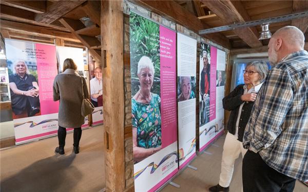 Wie Menschen abseits der Heterosexualität das Alter erleben, stellt eine Ausstellung in der Stabi vor. GB-Foto: Vecsey