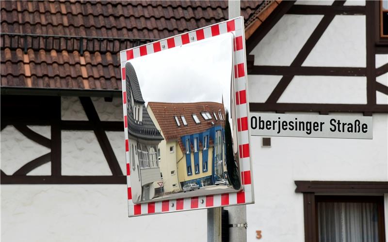 Wie bei der Oberjesinger Straße wurden in der Goethestraße und Im Wiesengrund/Kreuzung Radweg Verkehrsspiegel gefordert – vergeblich. GB-Foto (Archiv): Holom