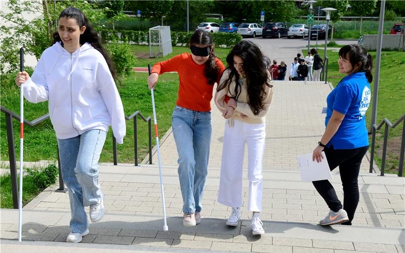 Wie fühlt es sich an, blind und auf Hilfe angewiesen zu sein? Bei der Roadshow können Schüler das ausprobieren.GB-Foto: Holom