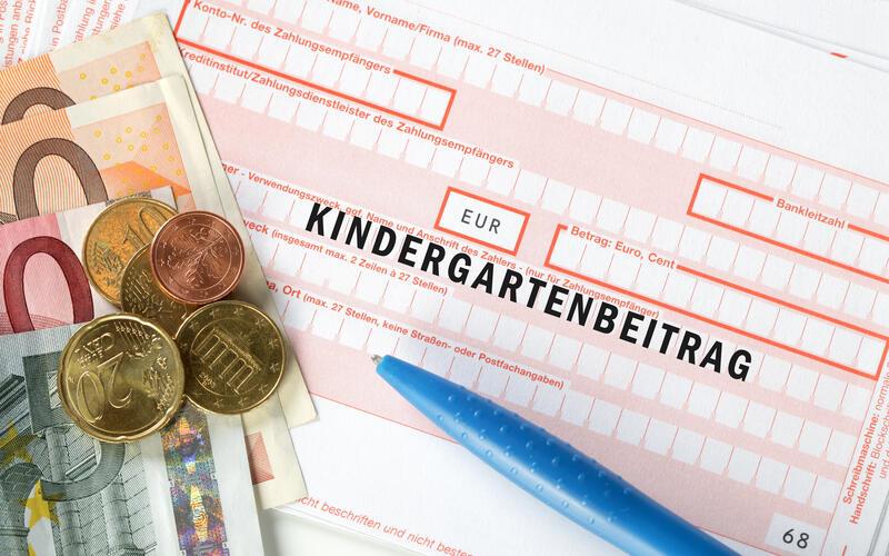 Wie groß sollte die Spanne sein, in der sich die Gebührenunterschiede, je nach Verdienstklassen der Eltern, bewegen? Sollten die Geringverdiener entlastet oder die Familien im mittleren Einkommensbereich primär nicht zusätzlich belastet werden? Diese Fragen beschäftigen den Gemeinderat beim Thema Kinderkrippe.GB-Foto: Coloures-Pic – Adobe Stock