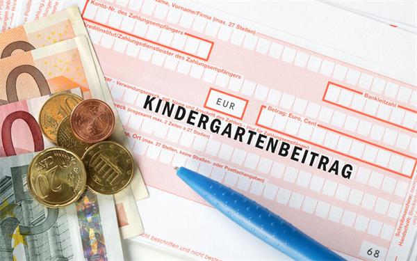 Wie groß sollte die Spanne sein, in der sich die Gebührenunterschiede, je nach Verdienstklassen der Eltern, bewegen? Sollten die Geringverdiener entlastet oder die Familien im mittleren Einkommensbereich primär nicht zusätzlich belastet werden? Diese Fragen beschäftigen den Gemeinderat beim Thema Kinderkrippe.GB-Foto: Coloures-Pic – Adobe Stock