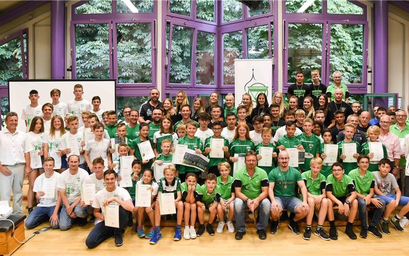 „Erst belächelt, dann gekämpft, jetzt bewundert“ Wie immer ein imposantes Bild: Die erfolgreichen Mannschafts- und Einzelsportler des VfL Herrenberg in der Saison 2018/19 GB-Foto: Jürgen Metz