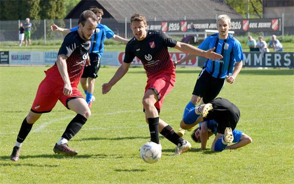 Wie kommt der TV Gültstein (rot-schwarz) als Absteiger in der Kreisliga B6 zurecht? GB-Foto: Holom