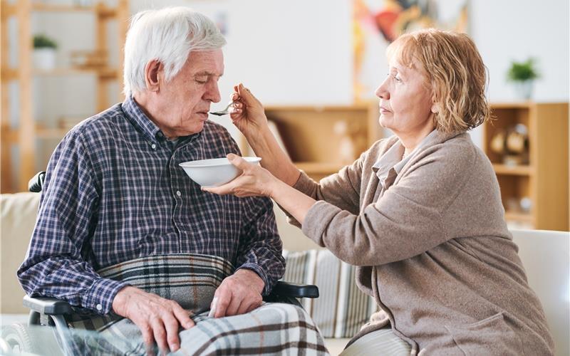 Wie lässt sich ein pflegebedürftiges Familienmitglied beim Essen oder bei der Hygiene unterstützen? Angehörigekönnen das in kostenlosen Schulungen lernenGB-Foto: pressmaster - stock.adobe.com