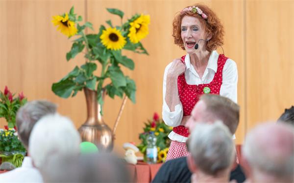 Wie man sich mit Humor und Heiterkeit durchs Leben manövriert, demonstrierte die Kabarettistin Dietlinde Ellsässer. GB-Foto: Vecsey