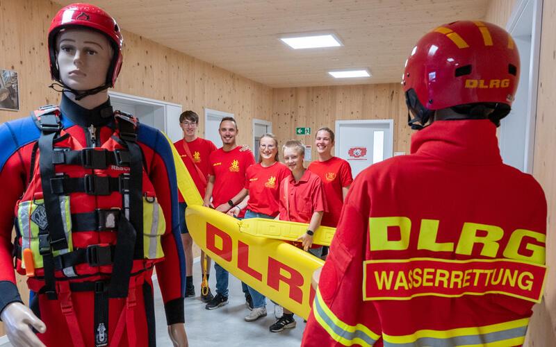 Wieder zurück im Gültsteiner DLRG-Domizil nach den Einsätzen an Nord- und Ostsee (von links): Leonard Paulus, Jonas Wahrheit, Luisa Beßler, Amin Weyersberg und Antonia Buske. GB-Foto: Vecsey
