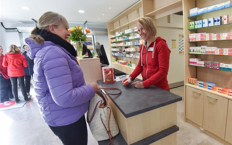 Herzenssache für die Inhaber Wiedereröffnung Schönbuch-Apotheke Gültstein, rechts Inhaberin Claudia Gundlach-Batte. GB-Foto: Vecsey
