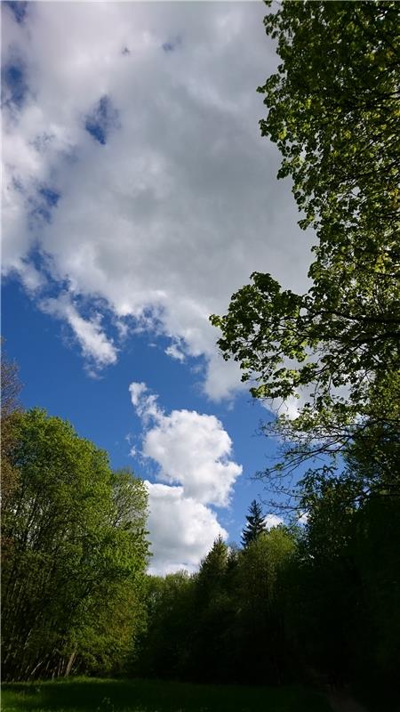 Wilde Wolkenbilder über der Kalktufflandschaft Wiesaztal bei Gönningen. Gut, das...