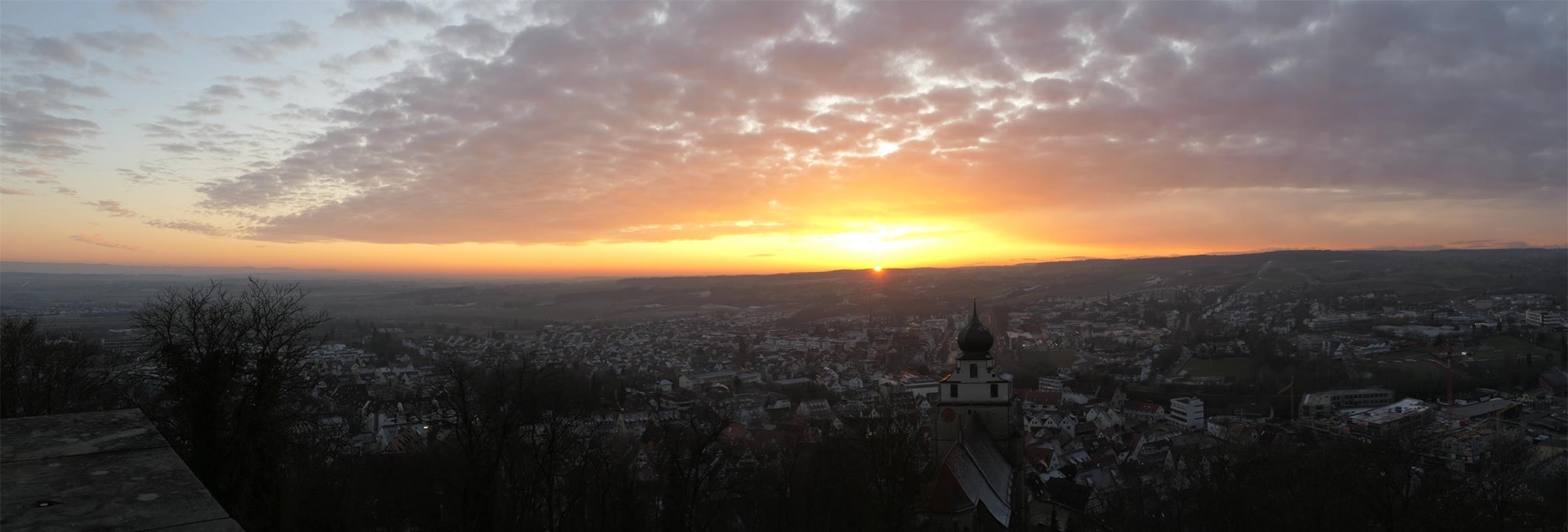 Wilhelm Meier aus Herrenberg hat vom Schlossberg diesen Sonnenuntergang am 2. Ja...