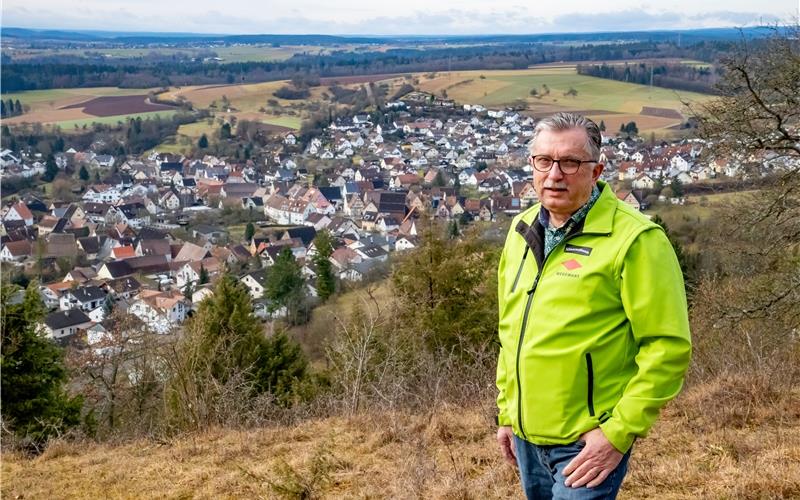 Wilhelm Mohr auf dem „Panoramaweg“ über Gültlingen: Seiner Heimat ist der Rentner stark verbunden.GB-Foto: jg