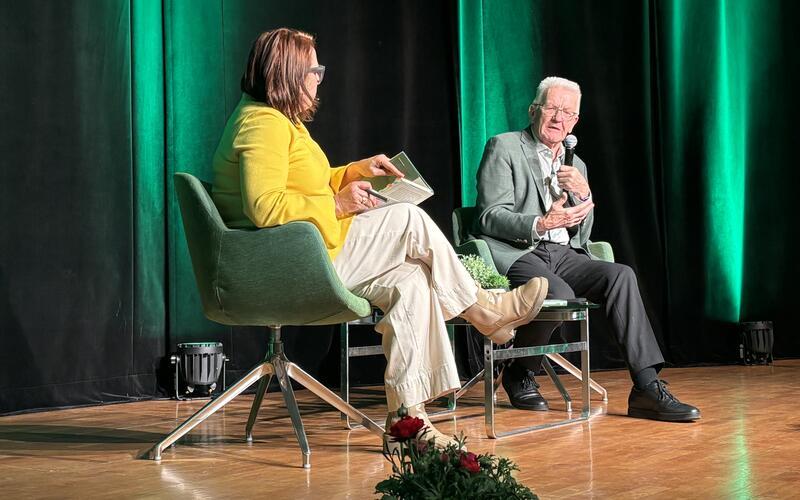 Winfried Kretschmann erläuterte Gabriele Renz in der Sindelfinger Stadthalle die Einflüsse Hannah Arendts auf seine Politik. GB-Foto