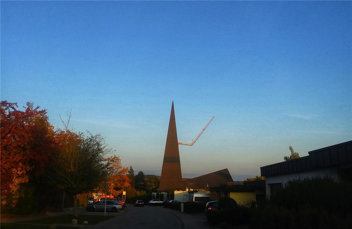 Winkende Kirche! - Ein Zeichen Gottes? Nadja Schneider aus Herrenberg wartet noc...