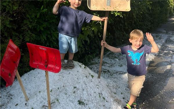 Winter-Gefühle mitten im Sommer (Valentin und Gabriel Hauer in Gärtringen, fotografiert von Bernd Hauer)
