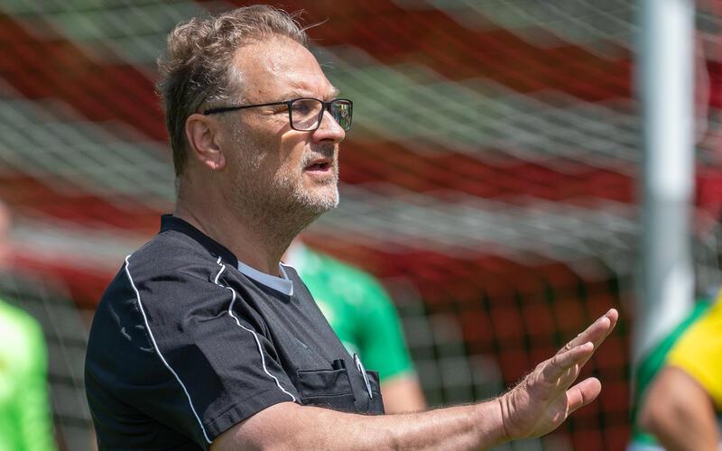 „Wir sind die Dompteure der Massen“: Achim Gack pfiff im Sommer das Relegationsspiel zur Kreisliga A zwischen den SF Kayh und KSC Sindelfingen in Nufringen, zusammen im Gespann mit Horst Schulz und Christian Runge. GB-Foto: Vecsey