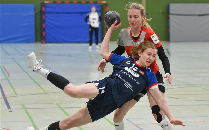 Wirbelwind Sofia Brand (am Ball) war von der Abwehr der SV Hohenacker-Neustadt kaum aufzuhalten. GB-Foto: Vecsey