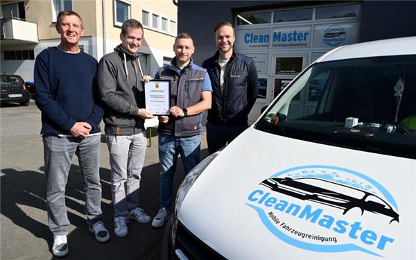 Wirtschaftsförderer Dr. Sascha Meßmer (Zweiter von links) überreichte die Urkunde an Bruno Budde, flankiert von Nufringens Bürgermeister Simon Speiser (rechts) und seinem Vorgänger Ingolf Welte. GB-Foto: Holom