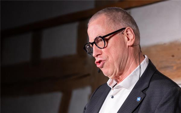 Witzelte sich einmal durch das ganze Alphabet: Thomas C. Breuer. GB-Foto: Vecsey