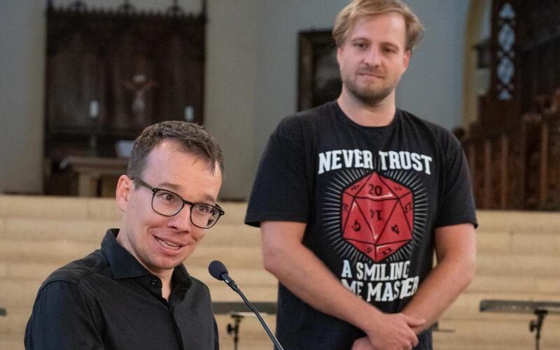 Wo sich Musik und Malerei verbinden – beim Orgelsommer in der Stiftskirche mit Wolfgang Heilmann (Orgel) und Benjamin Burkhard (Aquarelle). GB-Foto: Vecsey
