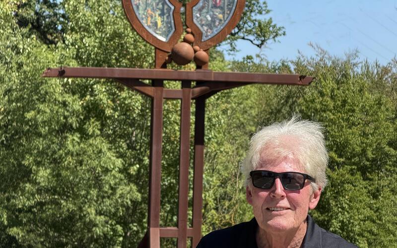 Wolf Eisenmann vor einem von Lutz Ackermann geschaffenen Kunstwerk: „Es geht nicht immer gerade aus, man braucht einen langen Atem.“ GB-Foto: Bäuerle