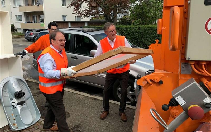 Nur noch eigene Tonne wird geleert Wolfgang Bagin (vorne links) mit Landrat Roland Bernhard bei einem MüllabfuhrterminGB-Foto: gb