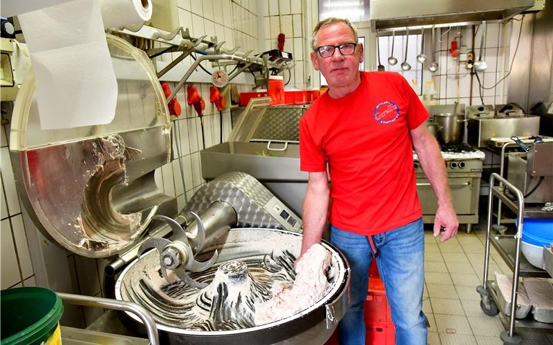 Künftig Mittagstisch statt Traditionsmetzgerei Wolfgang Gerullis stand drei Jahrzehnte in seiner Wurstküche und hinter der Verkaufstheke GB-Foto: Holom