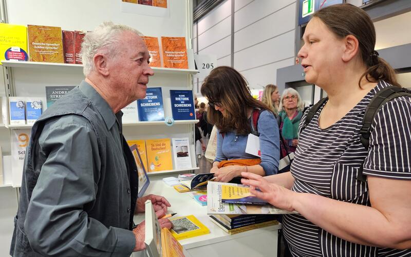 Wolfgang Häring aus Gärtringen im Gespräch am Bücherstand.GB-Foto: gb