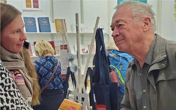 Wolfgang Häring beim Signieren seines Buches „Heiliges und Unheiliges im Jahresverlauf“ auf der Leipziger Buchmesse.GB-Foto: gb