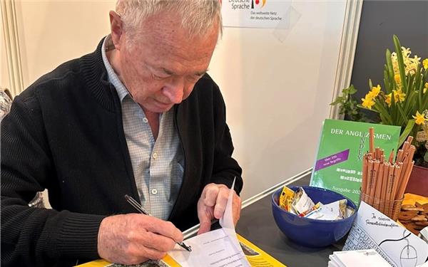 Wolfgang Häring signierte seine Bücher, bis die Hand schmerzte. GB-Foto: gb