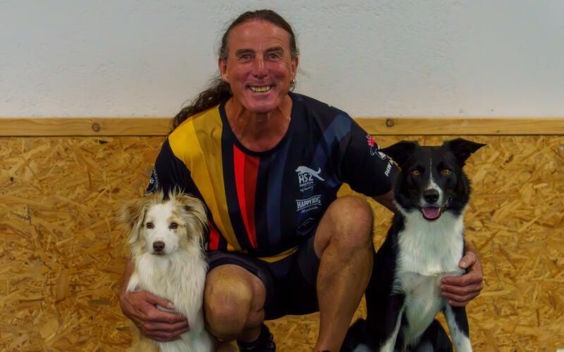 Wolfgang Raible mit seinen beiden sportlichen Hunden Sammy und Boh. GB-Foto: Dettemmeyer