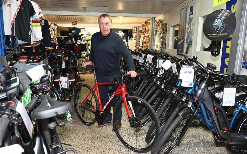 Wolfgang Ruser in seinem Shop in Magstadt: Der Abschied als Bundestrainer ist kein Abschied vom Radsport. GB-Foto: Reichert