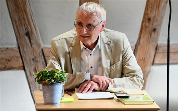 Wolfgang Wulz liest bei Benefizveranstaltung aus seinen Kolumnen