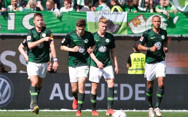 Wolfsburg stürmt bei Labbadia-Abschied nach Europa Wolfsburgs Spieler feiern den 8:1-Sieg gegen Augsburg. Foto: Peter Steffen