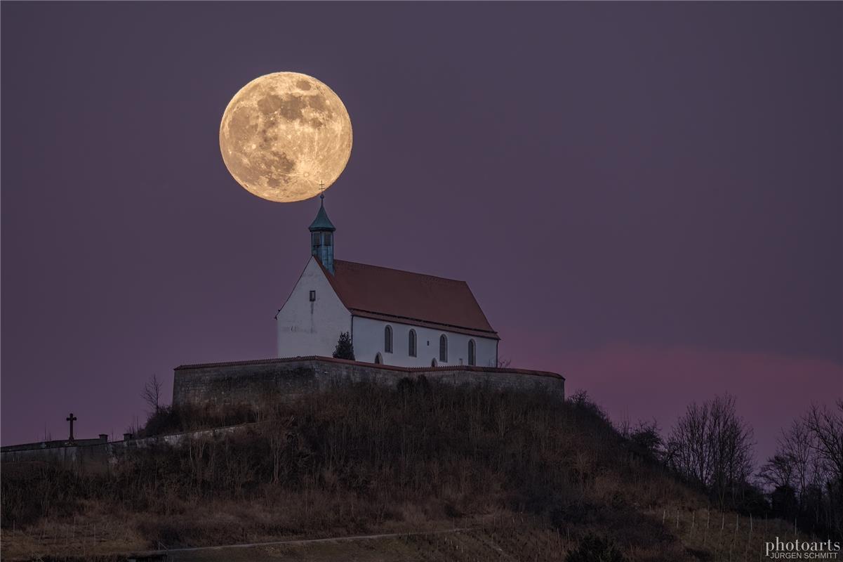 Wolfsmond mit der Wurmlinger Kapelle bei klirrender Kälte.  Von Jürgen Schmitt a...