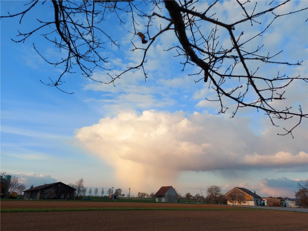 Wolkenpilz überm Bauernhof. Das himmlische Schauspiel bei Haslach hat Eveline Wa...