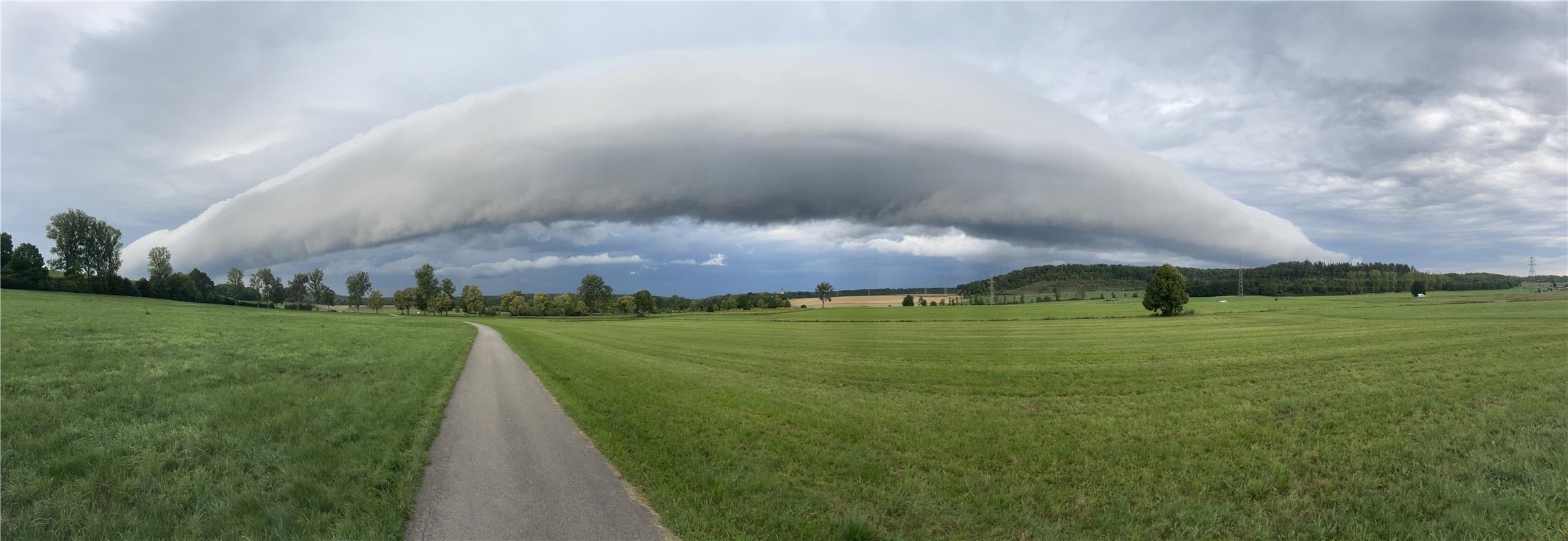 Wolkenwalze - beim Joggen am Freitagmorgen kam auf einmal eine Wolkenwalze über ...