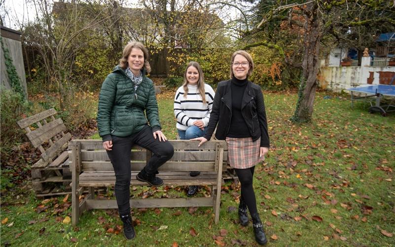 Wollen mit den Kindern den Garten neu gestalten: Sarah Hauser, Mandy Unmacht und Jessica Michalski (von links).GB-Foto: Vecsey