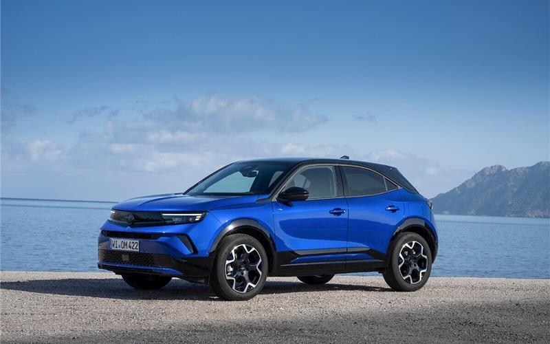 Wow-Effekt: Kolibri Blau, wie hier im Bild, Tropikal Grün und Grafik Grau setzen den Opel Mokkain Szene.GB-Foto