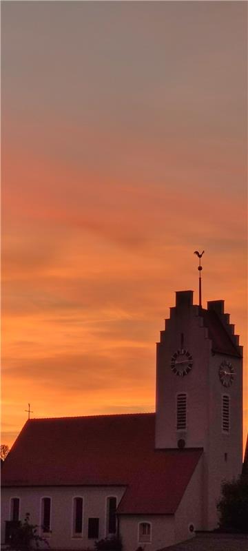 Wunderschöne Sonnenuntergang Stimmung vom Balkon auf die Affstätter Kirche, von ...