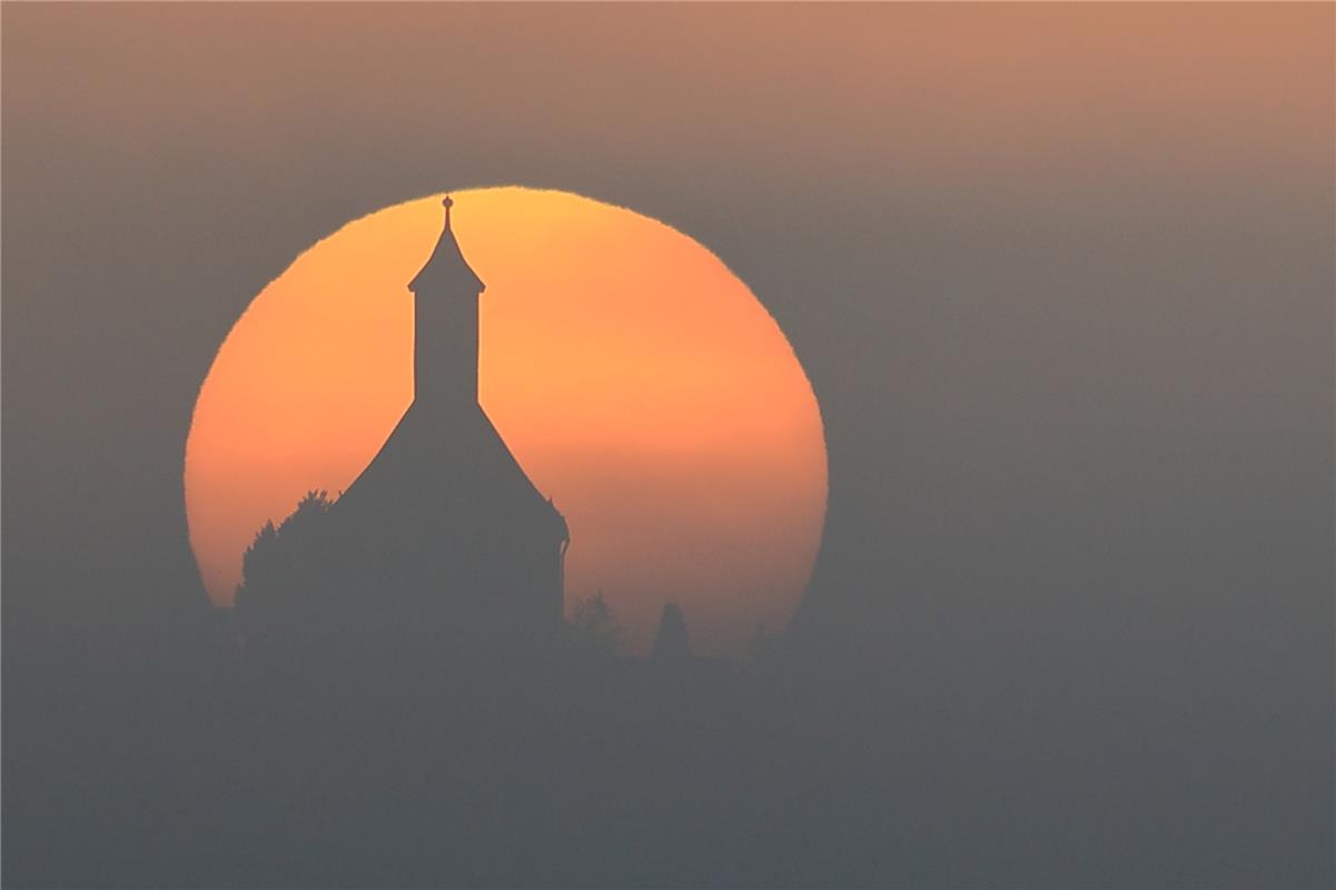 Wurmlinger Kapelle im herbstlichen Sonnenaufgang. Das Foto wurde am 19. Septembe...