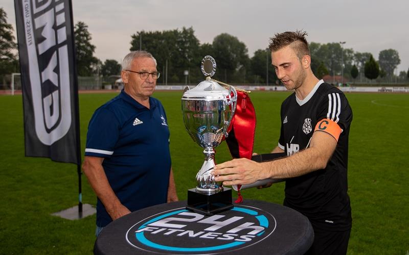 Pokal: Zweite Runde ist ausgelost Yannic Dengler (SV Deckenpfronn) sicherte sich mit seinem Team in der nun abgelaufenen Saison 19/20 den GYM-24 Bezirkspokal, links Bezirksvorsitzender Richard Armbruster Foto: Drofitsch/Eibner