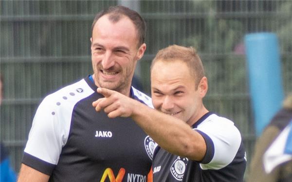 Yannick Ruß (rechts): Nach hinten raus ging dem VfL die Luft aus. GB-Foto: Vecsey