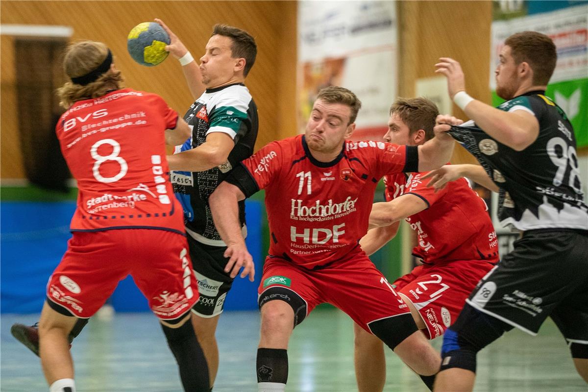 Yannik Schopp (SG H2Ku Herrenberg #08), Aaron Mayer (TSG Soeflingen #25) und Fin...