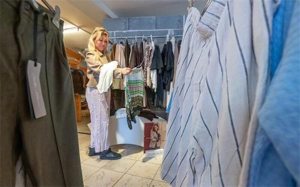 Yesim Inan führt in der Herrenberger Altstadt das Bekleidungsgeschäft „Einkleid“. GB-Foto: Vecsey